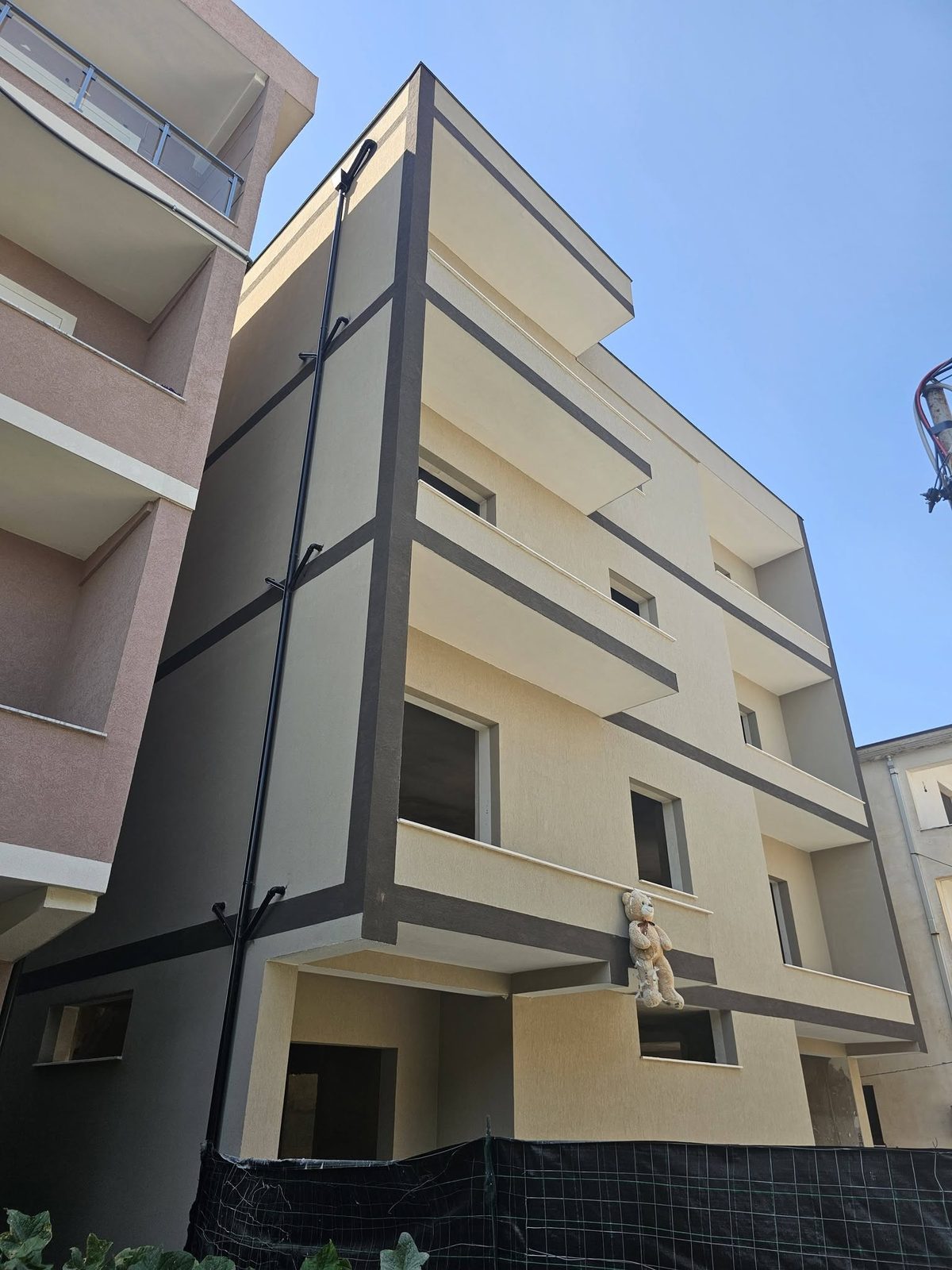 Pallat me fasadë krem dhe shirita gri
