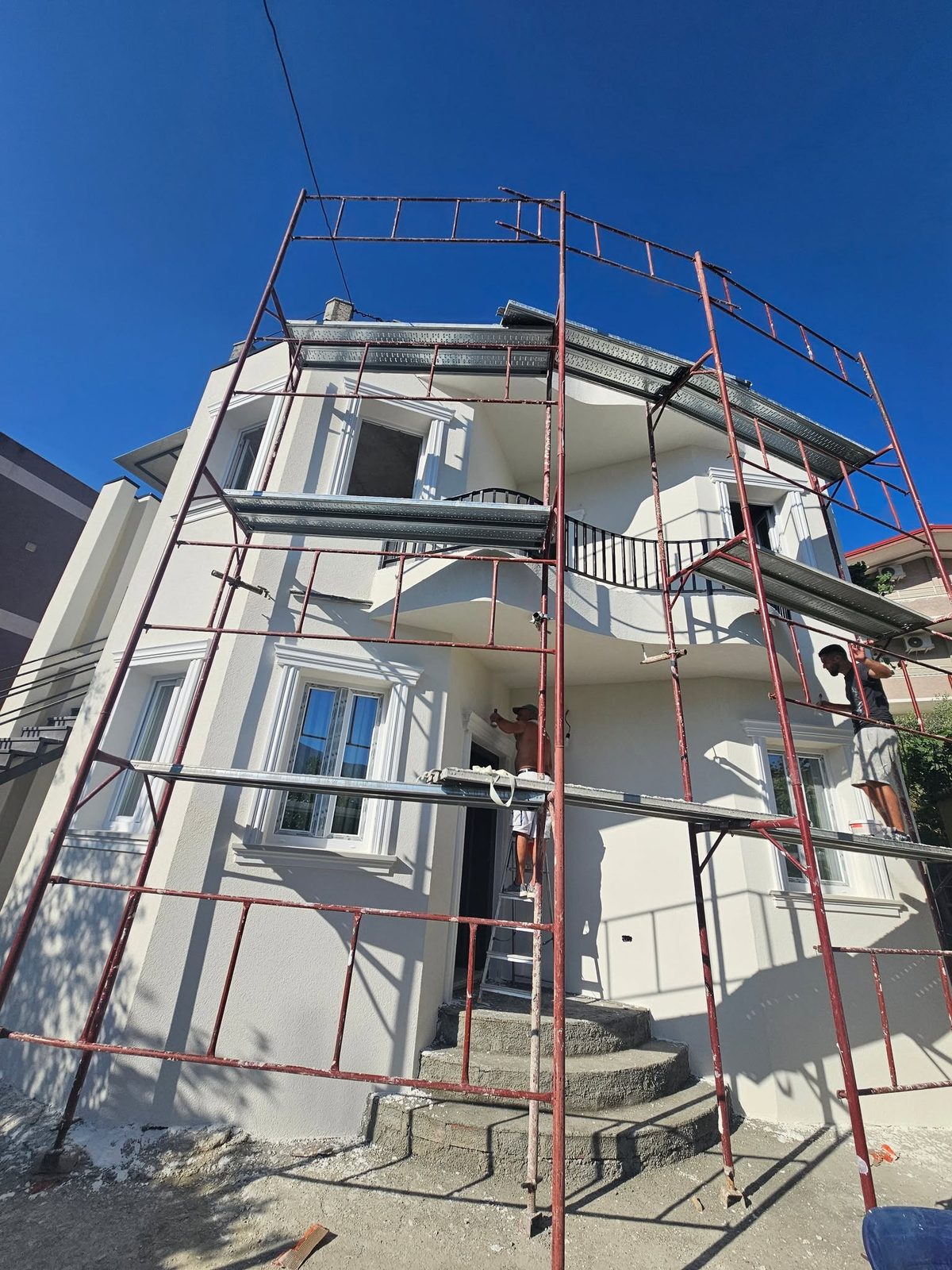 Shtëpi me skela gjatë punës